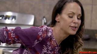 Hot brunette boireannach Mckenzie Lee thèid cuid DNA bho òga stud agus carson a tha e cum