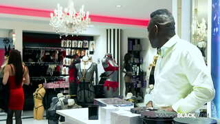 الجميلة راشيل أدجاني يحصل الملابس الداخلية الجديدة في بي بي سي الدوامة بلاكستون الجنس متجر وينتهي في الشرج الدورة مع الرطب BJ, دسار في مؤخرتها &amp;amp; a creampie! كامل نفض الغبار &amp;amp; 1000s أكثر في PrivateBlack.com!