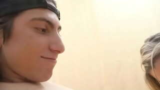 الشباب المتأنق يحصل ممتاز deepthroat من شقراء جبهة مورو الإسلامية للتحرير