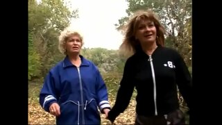 развратные зрелые женщины хотят экспериментировать с кисками друг друга на траве