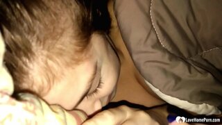 Ён прачнуўся ад таго, што яго падчарка смактала яго член, і ён не скардзіўся.