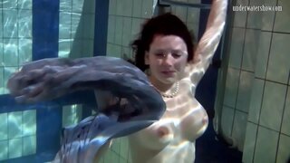 السباحة فاتنة Katka شرائح في حمام السباحة