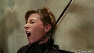 Whitikiria brunette MILF pononga Ariere X ko pinned i runga i te maramarama tepu ka herea te tangata whero fucked ki te dildo i runga i te rakau i roto i te ringa o te ariki Orlando