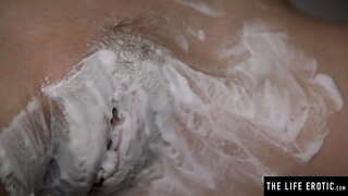 Карагыз әле, ничек покачиваются аның зур сиськи, ул кайчан бреет үз волосатую киску һәм мастурбирует