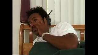 Seksīga melnā sieviete ar rudiem matiem un lielām krūtīm dod BJ tad izpaužas viņas cunt piepildīta ar black dick telpās